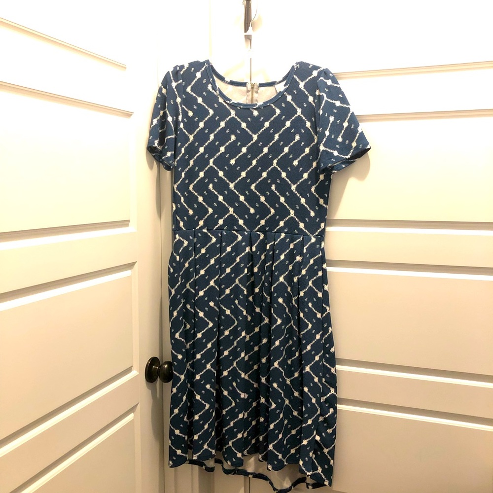 💖 LIKE NEW! RARE Lularoe AMELIA DRESS: blue with white design!!! Size L